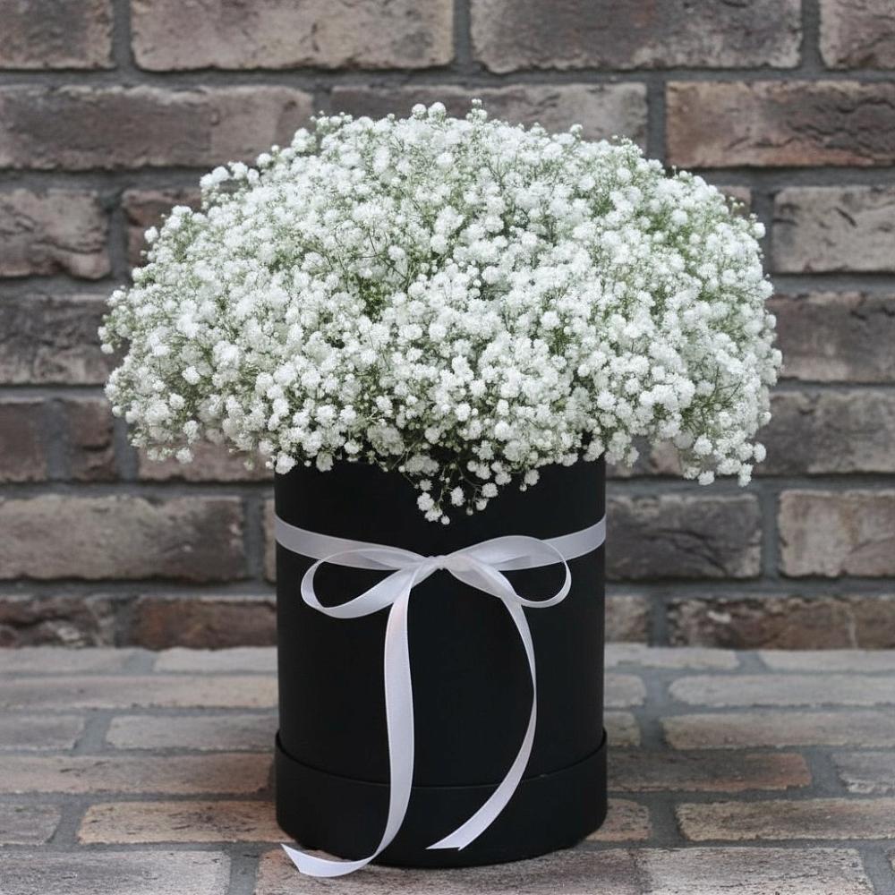 Цветочная композиция из Гипсофила в шляпной коробке в Тоцкое