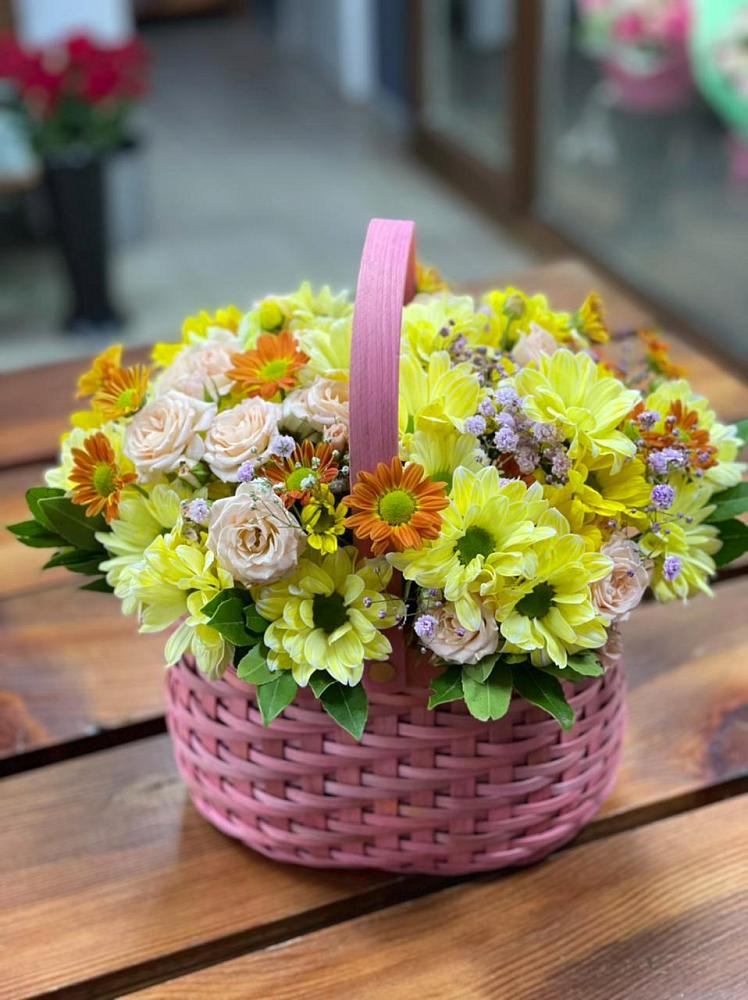 Цветочная композиция из Хризантемы и Розы в корзине в Тоцкое